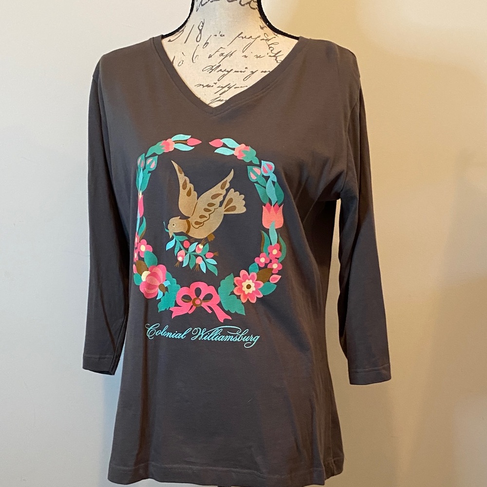 Colonial Williamsburg 3/4 Sleeve V-neck Tee - dark grey with Floral Design